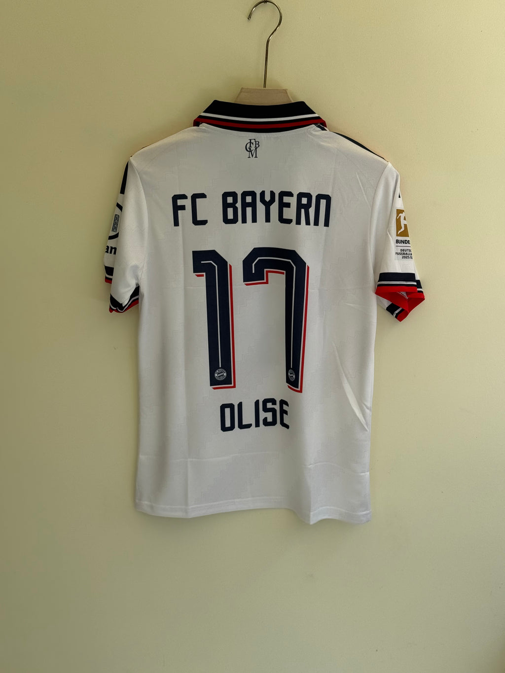 OLISE BAYERN AWAY 26/27 KIT POLO EMBROIDERY