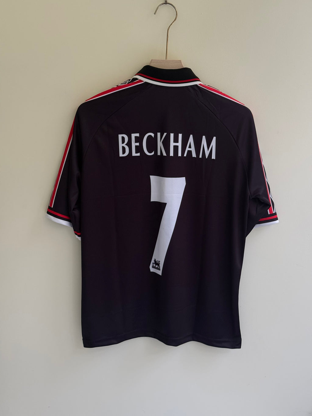 BECKHAM UNITED 1998/99 AWAY FIVE SLEEV EMBROIDERY